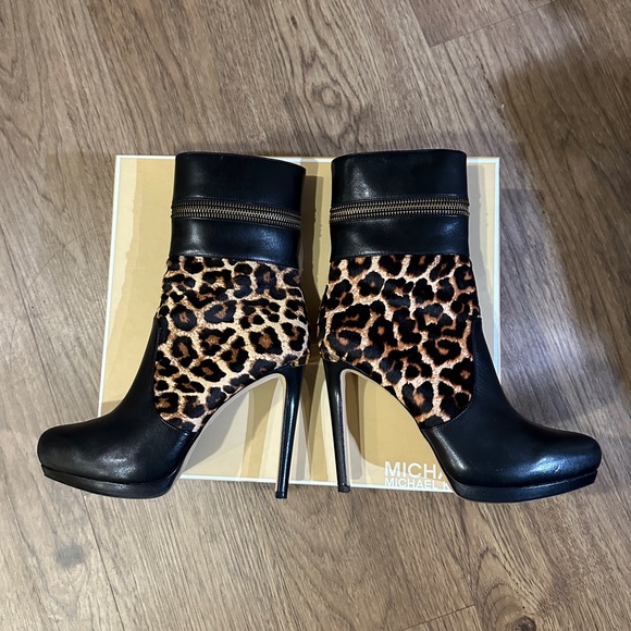 Michael Kors Boots with Real Fur Hairs - Picture 3 of 17